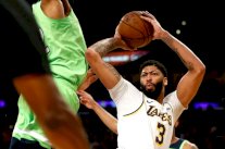 50 نقطة لديفيس تعزز صدارة ليكرز ودونسيتش يحطم رقم جوردان