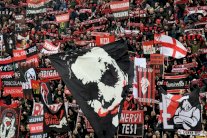 مشجع لميلان يطعن زميله بسبب سروال أحد لاعبي الفريق