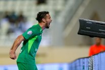 شباب الأهلي يضيق الخناق على الشارقة المتصدر