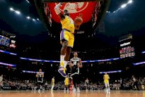 جيمس يقود ليكرز لمواصلة انتصاراته المتتالية خارج القواعد