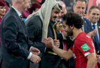 هل تعمد جوعان بن حمد تقبيل صلاح على غير إرادته؟!