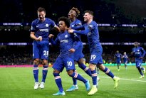 ويليان يقود تشلسي للفوز على توتنهام ويونايتد يسقط امام المتذيل
