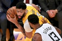 فوز لليكرز بـ46 نقطة لديفيس ضد فريقه السابق