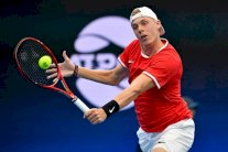 شابوفالوف يسقط تسيتسيباس وكندا وبلجيكا بالعلامة الكاملة