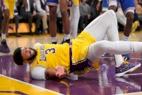 إصابة ديفيس تعكر على ليكرز فرحة انتصاره الثلاثين