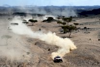 ساينز يتفوق على العطية وينتزع صدارة السيارات في رالي دكار