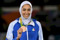 انشقاق الإيرانية كيميا علي زاده الحائزة ميدالية اولمبية
