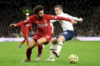 ليفربول يتخطى مضيفه توتنهام بصعوبة ويحلق في الصدارة