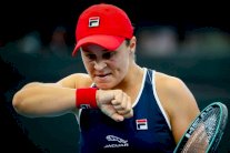 بارتي تسقط على أرضها وأوساكا بصعوبة إلى ربع نهائي دورة بريزبين