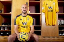 أستون فيلا يتعاقد مع رينا على سبيل الإعارة وميلان يعوضه ببيغوفيتش