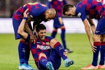 برشلونة يعلن غياب سواريز أربعة أشهر بعد جراحة في الركبة