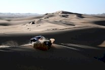 الإسباني ساينز يعزز صدارته أمام العطية وبيترهانسل في رالي دكار