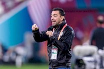 تشافي يؤكد لقاء أبيدال ويرفض الحديث عن تدريب برشلونة