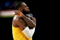 ليبرون يسقط فريقه السابق ويحلق مع ليكرز في الغربية