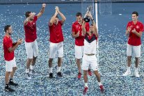 ديوكوفيتش يهزم نادال ويقود صربيا للقب الأول