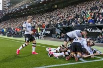 فالنسيا يعقد حياة سيتيين بسقوط أول لبرشلونة في