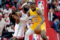 جيمس يتفوق على هاردن في موقعة ليكرز-روكتس