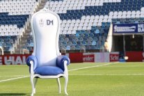 خيمناسيا الأرجنتينى يصنع عرشا للأسطورة مارادونا 