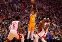 هيوستن يدفع ثمن استراتيجيته وتورونتو يعزز رقمه القياسي