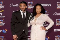 محرز ينفصل عن زوجته ويرتبط بصديقة أغويرو السابقة