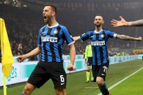 إنتر يقلب الطاولة على ميلان ويستعيد الصدارة من يوفنتوس