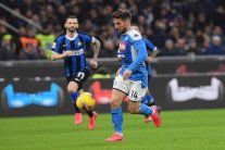 نابولي يهزم إنتر في عقر داره في ذهاب نصف النهائي