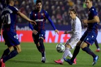 ريال مدريد يتنازل عن الصدارة لبرشلونة قبل الكلاسيكو وسوبر هاتريك لميسي