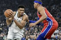 ميلووكي يهزم فيلادلفيا وروكتس يقترب من كليبيرز