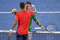 ديوكوفيتش يفلت من الخروج ويبلغ نهائي دورة دبي