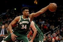 يانيس وجيمس يقودان ميلووكي وليكرز للفوز على هورنتس وبيليكانز