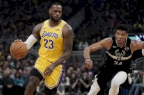 ليبرون يتفوق على يانيس ويقود ليكرز إلى الفوز على باكس