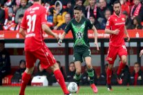 لايبزيغ يتعثر واللافتات المسيئة تتكرر