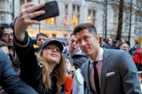 بايرن ميونيخ يمنع لاعبيه من التقاط السيلفي مع الجماهير