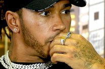 هاميلتون يبدأ البحث عن القياسي وكورونا يبعد ماكلارين