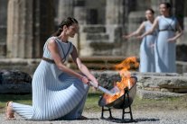 إيقاد الشعلة الأولمبية في اليونان وسط مخاوف من كورونا