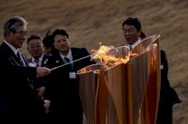 ترحيب ياباني خجول بالشعلة وباخ يعتبر الإرجاء مبكرا