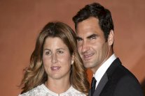 فيدرر وزوجته يتبرعان بمليون دولار لمساعدة فقراء سويسرا بمواجهة كورونا