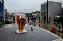 توافد الالاف لرؤية الشعلة الأولمبية برغم فيروس كورونا