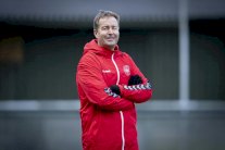 هيولماند يعود لتأهيل منتخب بلاده الى نهائيات كأس أوروبا