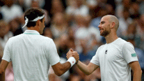 بطولة ويمبلدون: فيدرر يعاني ويعبر بعد انسحاب منافسه