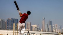 كريكيت الشارع متنفس العمال في الخليج بعيداً عن أضواء المونديال