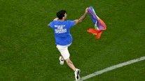 مونديال 2022: مشجع يحمل علم قوس قزح يقتحم ملعب مباراة البرتغال والأوروغواي