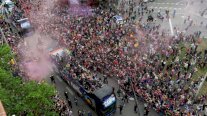 بطولة إسبانيا: أنصار برشلونة يحتفلون بتتويج فريقهم باللقب المحلي