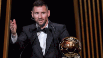 ميسي يفوز بالكرة الذهبية للمرة الثامنة