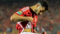 جدل وغضب.. لاعب الأهلي المصري ينزع سرواله محتفلاً بالتسجيل!