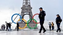 أولمبياد باريس.. يد تحمل الشعلة وأخرى أصابعها على السلاح!