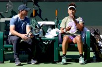 نجمة التنس اليابانية أوساكا تنفصل عن مدربها