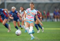 النجمة الأميركية أليكس مورغان ودعت الملاعب بعد مسيرة لامعة