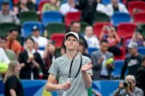 دورة شنغهاي: سينر يهزم مدفيديف ويبلغ نصف النهائي