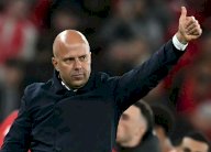 بطولة إنكلترا: سلوت يحذّر من الأحكام السريعة بينما يستعد ليفربول لأسبوع صعب